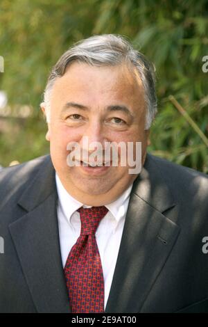 Gerard Larcher, ministre délégué à l'emploi, au travail et à l'emploi des jeunes arrive dans le 'Village', le quartier VIP de l'Open de tennis français à l'arène Roland Garros à Paris, France, le 11 juin 2006. Photo de Gorassini-Nebinger-Zabulon/ABACAPRESS.COM Banque D'Images