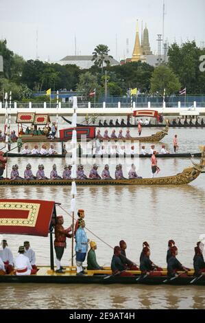 La procession de la Barge royale thaïe longe la rivière Chao Praya avec le Palais royal en arrière-plan célébrant le 60e anniversaire de l'accession du roi de Thaïlande Bhumibol Adulyadej au trône le 12 juin 2006 à Bangkok, en Thaïlande. Bangkok, Thaïlande, le 12 juin 2006. Photo de Patrick Durand/ABACAPRESS.COM Banque D'Images