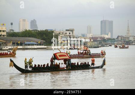 La procession de la Barge royale thaïe longe la rivière Chao Praya avec le Palais royal en arrière-plan célébrant le 60e anniversaire de l'accession du roi de Thaïlande Bhumibol Adulyadej au trône le 12 juin 2006 à Bangkok, en Thaïlande. Bangkok, Thaïlande, le 12 juin 2006. Photo de Patrick Durand/ABACAPRESS.COM Banque D'Images