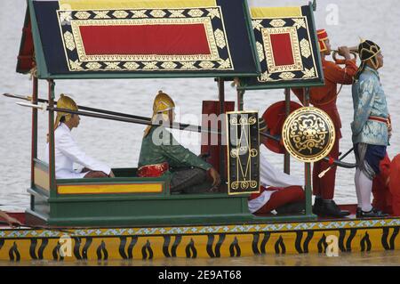 La procession de la Barge royale thaïe longe la rivière Chao Praya avec le Palais royal en arrière-plan célébrant le 60e anniversaire de l'accession du roi de Thaïlande Bhumibol Adulyadej au trône le 12 juin 2006 à Bangkok, en Thaïlande. Bangkok, Thaïlande, le 12 juin 2006. Photo de Patrick Durand/ABACAPRESS.COM Banque D'Images