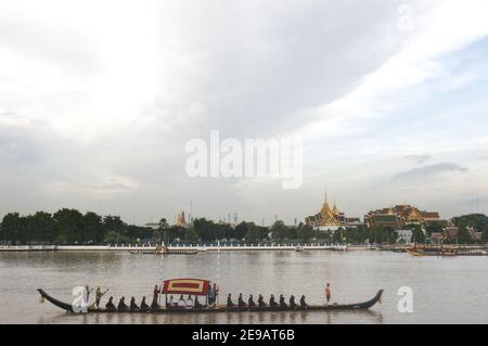 La procession de la Barge royale thaïe longe la rivière Chao Praya avec le Palais royal en arrière-plan célébrant le 60e anniversaire de l'accession du roi de Thaïlande Bhumibol Adulyadej au trône le 12 juin 2006 à Bangkok, en Thaïlande. Bangkok, Thaïlande, le 12 juin 2006. Photo de Patrick Durand/ABACAPRESS.COM Banque D'Images