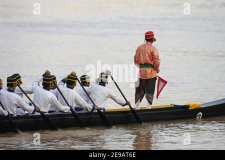 La procession de la Barge royale thaïe longe la rivière Chao Praya avec le Palais royal en arrière-plan célébrant le 60e anniversaire de l'accession du roi de Thaïlande Bhumibol Adulyadej au trône le 12 juin 2006 à Bangkok, en Thaïlande. Bangkok, Thaïlande, le 12 juin 2006. Photo de Patrick Durand/ABACAPRESS.COM Banque D'Images