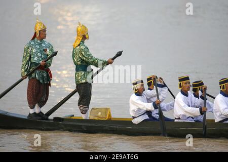 La procession de la Barge royale thaïe longe la rivière Chao Praya avec le Palais royal en arrière-plan célébrant le 60e anniversaire de l'accession du roi de Thaïlande Bhumibol Adulyadej au trône le 12 juin 2006 à Bangkok, en Thaïlande. Bangkok, Thaïlande, le 12 juin 2006. Photo de Patrick Durand/ABACAPRESS.COM Banque D'Images