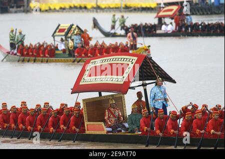 La procession de la Barge royale thaïe longe la rivière Chao Praya avec le Palais royal en arrière-plan célébrant le 60e anniversaire de l'accession du roi de Thaïlande Bhumibol Adulyadej au trône le 12 juin 2006 à Bangkok, en Thaïlande. Bangkok, Thaïlande, le 12 juin 2006. Photo de Patrick Durand/ABACAPRESS.COM Banque D'Images