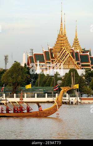 La procession de la Barge royale thaïe longe la rivière Chao Praya avec le Palais royal en arrière-plan célébrant le 60e anniversaire de l'accession du roi de Thaïlande Bhumibol Adulyadej au trône le 12 juin 2006 à Bangkok, en Thaïlande. Bangkok, Thaïlande, le 12 juin 2006. Photo de Patrick Durand/ABACAPRESS.COM Banque D'Images