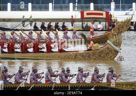 La procession de la Barge royale thaïe longe la rivière Chao Praya avec le Palais royal en arrière-plan célébrant le 60e anniversaire de l'accession du roi de Thaïlande Bhumibol Adulyadej au trône le 12 juin 2006 à Bangkok, en Thaïlande. Bangkok, Thaïlande, le 12 juin 2006. Photo de Patrick Durand/ABACAPRESS.COM Banque D'Images