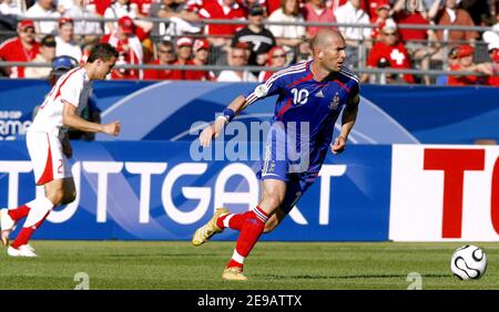 Zinedine Zidane en France lors de la coupe du monde 2006, Groupe G, France contre Suisse à Stuttgart, Allemagne, le 13 juin 2006. Le match s'est terminé par le tirage au sort de 0-0. Photo de Christian Liewig/ABACAPRESS.COM Banque D'Images