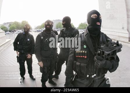 Deux hommes protestent contre le soutien de la Russie et de la Chine au gouvernement iranien, perchés sur le rebord de l'arche du Triumphal à Paris, en France, le 13 juin 2006. Ils ont été délogés par le B.R.I (équipe d'intervention et de recherche) de Paris. Photo de Mousse/ABACAPRESS.COM Banque D'Images