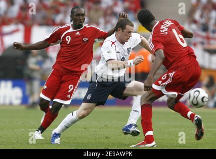 Aurtis Whitley, de Trinité-et-Tobago, Wayne Rooney, d'Angleterre, et Dennis Lawrence, de Trinité-et-Tobago, lors de la coupe du monde 2006, Angleterre contre Trinité-et-Tobago au stade Easy-Credit-Stadion de Nuremberg, Allemagne, le 15, 2006. L'Angleterre a gagné 2-0. Photo de Christian Liewig/ABACAPRESS.COM Banque D'Images