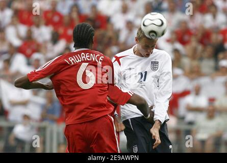 Dennis Lawrence de Trinité-et-Tobago et Peter Crouch d'Angleterre pendant la coupe du monde 2006, Angleterre contre Trinité-et-Tobago au stade Easy-Credit-Stadion de Nuremberg, Allemagne, le 15, 2006. L'Angleterre a gagné 2-0. Photo de Christian Liewig/ABACAPRESS.COM Banque D'Images