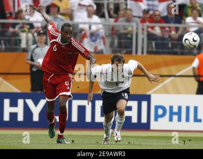 Dennis Lawrence de Trinité-et-Tobago et Michael Owen d'Angleterre pendant la coupe du monde 2006, Angleterre contre Trinité-et-Tobago au stade Easy-Credit-Stadion de Nuremberg, Allemagne, le 15, 2006. L'Angleterre a gagné 2-0. Photo de Christian Liewig/ABACAPRESS.COM Banque D'Images