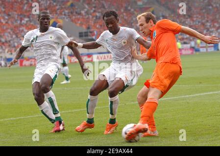 Arjen Ooijer aux pays-Bas et Emmanuel Eboue et Didier Zokora en Côte d'Ivoire en action lors de la coupe du monde 2006, pays-Bas contre Côte d'Ivoire au stade Gootlieb Daimler à Stuttgart, Allemagne, le 16, 2006. Les pays-Bas ont gagné 2-1. Photo de Gouhier-Hahn-Orban/Cameleon/ABACAPRESS.COM Banque D'Images