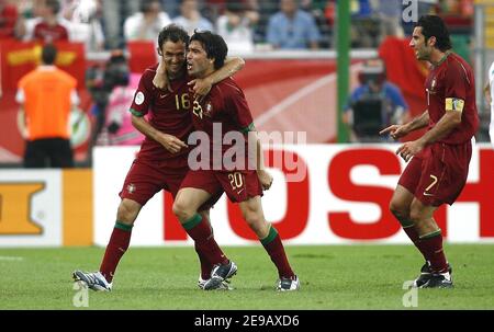 Deco du Portugal, Roberto Carvalho et Luis Figo célèbrent la victoire lors de la coupe du monde 2006, le Portugal contre l'Iran au stade de la coupe du monde de la Fifa à Francfort, en Allemagne, le 17 juin 2006. Portugal a gagné 2-0. Photo de Christian Liewig/ABACAPRESS.COM Banque D'Images