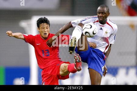 Patrick Vieira en France et Eul-Yong Lee en Corée du Sud se battent pour le bal lors de la coupe du monde 2006, Groupe G France contre Corée du Sud, à Leipzig, en Allemagne, le 18 juin 2006. La partie s'est terminée par le tirage 1-1. Photo de Christian Liewig/ABACAPRESS.COM Banque D'Images