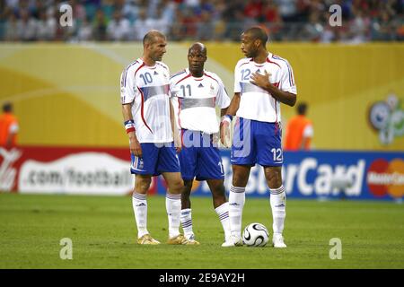 Thierry Henry, Zinedine Zidane et Sylvain Wiltord pendant la coupe du monde 2006, Groupe G France contre Corée du Sud, à Leipzig, Allemagne, le 18 juin 2006. La partie s'est terminée par le tirage 1-1. Photo de Christian Liewig/ABACAPRESS.COM Banque D'Images