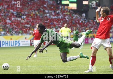 Moustapha Salifou au Togo et Patrick Muller en Suisse lors de la coupe du monde 2006, Groupe G, Togo contre Suisse au stade signal Iduna Park à Dortmund, Allemagne, le 19 juin 2006. La Suisse a gagné 2-0. Photo de Christian Liewig/ABACAPRESS.COM Banque D'Images