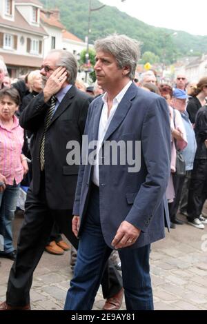 'singer Yves Duteil assiste aux funérailles de l'humoriste Raymond Devos à Saint-Rémy-les-Chevreuse, près de Paris, le 19 juin 2006. Le président Jacques Chirac a déclaré que Devos était ''magicien de la langue française, grand poète de l'humour'''. Il avait passé plusieurs mois à l'hôpital de Paris après avoir subi un accident vasculaire cérébral et est revenu à la maison il y a deux semaines seulement. Raymond Devos avait 83 ans. Photo de Mousse-Suu/ABACAPRESS.COM' Banque D'Images