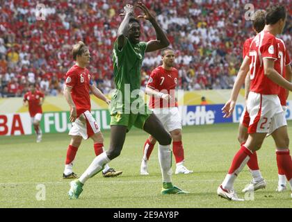 Moustapha Salifou au Togo et Patrick Muller en Suisse lors de la coupe du monde 2006, Groupe G, Togo contre Suisse au stade signal Iduna Park à Dortmund, Allemagne, le 19 juin 2006. La Suisse a gagné 2-0. Photo de Christian Liewig/ABACAPRESS.COM Banque D'Images