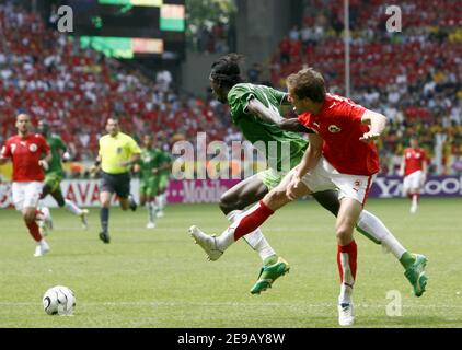 Moustapha Salifou au Togo et Patrick Muller en Suisse lors de la coupe du monde 2006, Groupe G, Togo contre Suisse au stade signal Iduna Park à Dortmund, Allemagne, le 19 juin 2006. La Suisse a gagné 2-0. Photo de Christian Liewig/ABACAPRESS.COM Banque D'Images