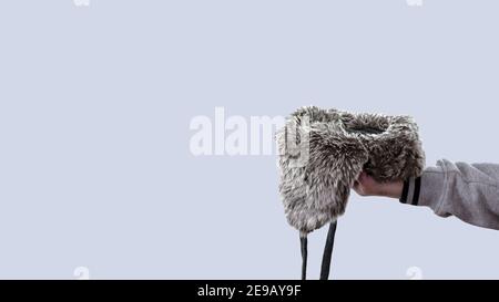 Mendiant avec un chapeau en main, un endroit pour un produit, des problèmes financiers, demander de l'argent. Mendiant pour les sans-abri. Banque D'Images