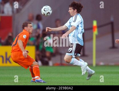 Lionel Messi en Argentine et Wesley Sneijder aux pays-Bas en action lors de la coupe du monde 2006, Groupe C, pays-Bas contre l'Argentine au stade Commerzbank-Arena de Francfort, Allemagne, le 21 juin 2006. Le match s'est terminé par le tirage au sort de 0-0. Photo de Gouhier-Hahn-Orban/Cameleon/ABACAPRESS.COM Banque D'Images