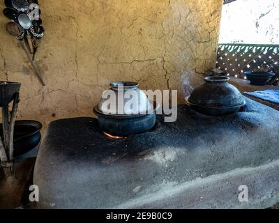 HIRIIWADUNNA, SRI LANKA - 10 mars 2019 : cuisine extérieure traditionnelle dans un village écologique. Banque D'Images