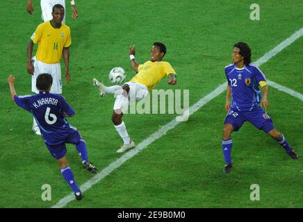 Ze Roberto du Brésil en action pendant la coupe du monde 2006, Groupe F, Japon vs Brésil au stade signal Iduna Park à Dortmund, Allemagne 22, 2006. Le Brésil a gagné 4-1. Photo de Gouhier-Hahn-Orban/Cameleon/ABACAPRESS.COM Banque D'Images