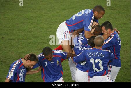 Patrick Vieira célèbre après son but d'ouverture avec (G-D) Franck Ribery, Florent Malouda, Thierry Henry, Claude Makelele, Mikael Silvestre et Willy Sagnol lors de la coupe du monde de la FIFA 2006-Groupe G, France contre Togo, à Cologne, Allemagne, le 24 juin 2006. La France a gagné 2-0. Photo de Gouhier-Hahn-Orban/Cameleon/ABACAPRESS.COM Banque D'Images