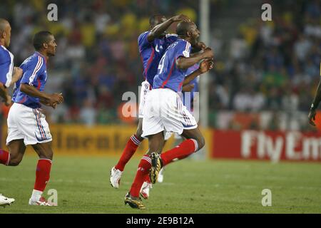 Patrick Vieira, de France, célèbre après son but d'ouverture lors de la coupe du monde de la FIFA 2006-Group G, France vs Togo, à Cologne, en Allemagne, le 23 juin 2006. La France a gagné 2-0. Photo de Christian Liewig/ABACAPRESS.COM Banque D'Images