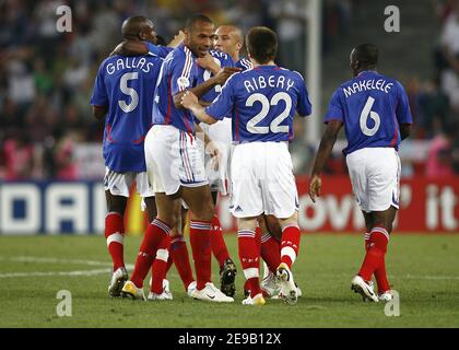 Patrick Vieira célèbre après son but d'ouverture avec (G-D) William Gallas, Thierry Henry, Mikael Silvestre, Franck Ribery et Claude Makelele lors de la coupe du monde de la FIFA 2006-Groupe G, France contre Togo, à Cologne, en Allemagne, le 23 juin 2006. La France a gagné 2-0. Photo de Christian Liewig/ABACAPRESS.COM Banque D'Images