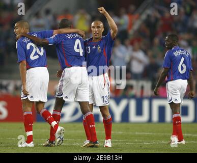 Patrick Vieira, de France, célèbre après son but d'ouverture avec David Trezeguet et Mikael Silvestre lors de la coupe du monde de la FIFA 2006-Groupe G, France contre Togo, à Cologne, en Allemagne, le 23 juin 2006. La France a gagné 2-0. Photo de Christian Liewig/ABACAPRESS.COM Banque D'Images