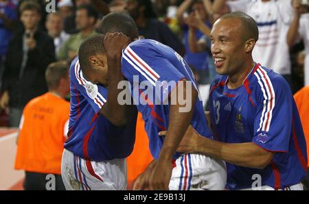 Thierry Henry, de France, célèbre après avoir obtenu son score avec Mikael Silvestre lors de la coupe du monde de la FIFA 2006-Group G, France vs Togo, à Cologne, en Allemagne, le 23 juin 2006. La France a gagné 2-0. Photo de Christian Liewig/ABACAPRESS.COM Banque D'Images