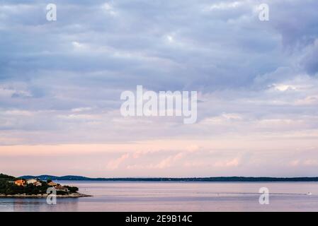 Paysage marin au crépuscule, Veli Iz, île d'Iz, archipel de Zadar, Dalmatie, Croatie Banque D'Images