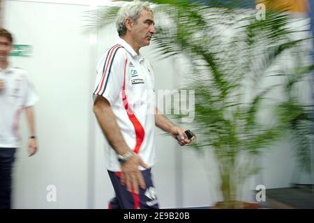 L'entraîneur français Raymond Domenech s'adresse aux journalistes lors d'une conférence de presse à Hameln, dans le nord de l'Allemagne, le 26 juin 2006. La France jouera l'Espagne lors de leur seize matches de coupe du monde de football le 27 juin. Photo de Gouhier-Hahn-Orban/Cameleon/ABACAPRESS.COM Banque D'Images