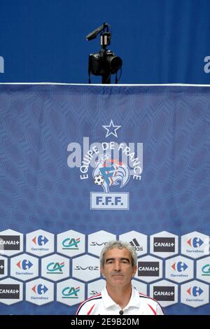 L'entraîneur français Raymond Domenech s'adresse aux journalistes lors d'une conférence de presse à Hameln, dans le nord de l'Allemagne, le 26 juin 2006. La France jouera l'Espagne lors de leur seize matches de coupe du monde de football le 27 juin. Photo de Gouhier-Hahn-Orban/Cameleon/ABACAPRESS.COM Banque D'Images