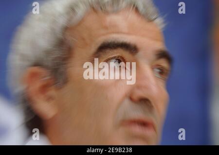 L'entraîneur français Raymond Domenech s'adresse aux journalistes lors d'une conférence de presse à Hameln, dans le nord de l'Allemagne, le 26 juin 2006. La France jouera l'Espagne lors de leur seize matches de coupe du monde de football le 27 juin. Photo de Gouhier-Hahn-Orban/Cameleon/ABACAPRESS.COM Banque D'Images