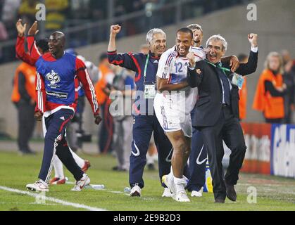 L'équipe française de football célèbre sa victoire lors de la coupe du monde 2006, deuxième tour, la France contre l'Espagne au stade AWD-Arena de Hanovre, en Allemagne, le 27 juin 2006. La France a gagné 3-1. Photo de Christian Liewig/ABACAPRESS.COM Banque D'Images