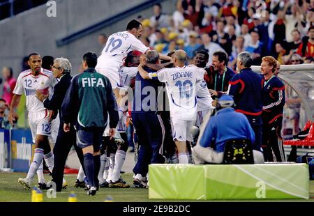 L'équipe française de football célèbre avec son entraîneur Raymond Domenech son premier but lors de la coupe du monde 2006, deuxième tour, la France contre l'Espagne au stade AWD-Arena de Hanovre, en Allemagne, le 27 juin 2006. La France a gagné 3-1. Photo de Christian Liewig/ABACAPRESS.COM Banque D'Images