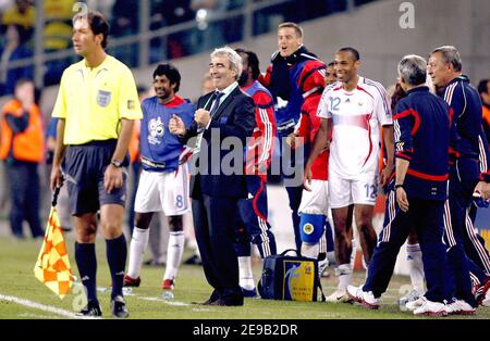 L'équipe française de football célèbre sa victoire lors de la coupe du monde 2006, deuxième tour, la France contre l'Espagne au stade AWD-Arena de Hanovre, en Allemagne, le 27 juin 2006. La France a gagné 3-1. Photo de Christian Liewig/ABACAPRESS.COM Banque D'Images