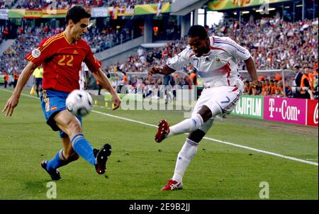 Florent Malouda en France en action pendant la coupe du monde 2006, deuxième tour, la France contre l'Espagne au stade AWD-Arena de Hanovre, Allemagne, le 27 juin 2006. La France a gagné 3-1. Photo de Christian Liewig/ABACAPRESS.COM Banque D'Images