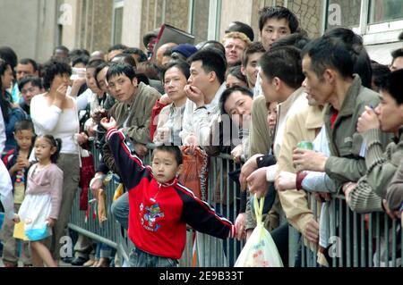 Des centaines de résidents illégaux en France (principalement des Asiatiques et des Africains) font la queue dans le centre de police des résidents étrangers, rue Truffaut à Paris, France, le 28 juin 2006 pour demander la régularisation après le ministre français de l'intérieur, Nicolas Sarkozy, A annoncé que la France accordera des permis de séjour à certains migrants illégaux dont les enfants vont à l'école. Photo d'Alain Apaydin/ABACAPRESS.COM Banque D'Images