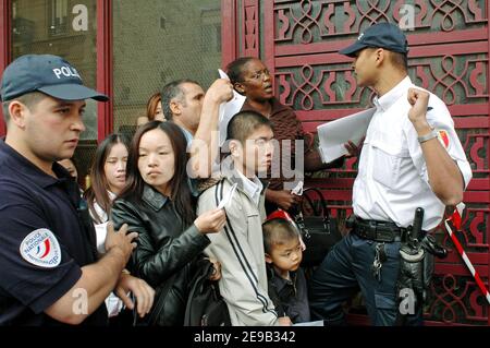 Des centaines de résidents illégaux en France (principalement des Asiatiques et des Africains) font la queue dans le centre de police des résidents étrangers, rue Truffaut à Paris, France, le 28 juin 2006 pour demander la régularisation après le ministre français de l'intérieur, Nicolas Sarkozy, A annoncé que la France accordera des permis de séjour à certains migrants illégaux dont les enfants vont à l'école. Photo d'Alain Apaydin/ABACAPRESS.COM Banque D'Images