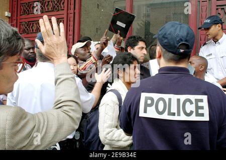 Des centaines de résidents illégaux en France (principalement des Asiatiques et des Africains) font la queue dans le centre de police des résidents étrangers, rue Truffaut à Paris, France, le 28 juin 2006 pour demander la régularisation après le ministre français de l'intérieur, Nicolas Sarkozy, A annoncé que la France accordera des permis de séjour à certains migrants illégaux dont les enfants vont à l'école. Photo d'Alain Apaydin/ABACAPRESS.COM Banque D'Images