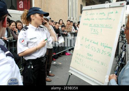 Des centaines de résidents illégaux en France (principalement des Asiatiques et des Africains) font la queue dans le centre de police des résidents étrangers, rue Truffaut à Paris, France, le 28 juin 2006 pour demander la régularisation après le ministre français de l'intérieur, Nicolas Sarkozy, A annoncé que la France accordera des permis de séjour à certains migrants illégaux dont les enfants vont à l'école. Photo d'Alain Apaydin/ABACAPRESS.COM Banque D'Images