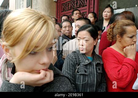 Des centaines de résidents illégaux en France (principalement des Asiatiques et des Africains) font la queue dans le centre de police des résidents étrangers, rue Truffaut à Paris, France, le 28 juin 2006 pour demander la régularisation après le ministre français de l'intérieur, Nicolas Sarkozy, A annoncé que la France accordera des permis de séjour à certains migrants illégaux dont les enfants vont à l'école. Photo d'Alain Apaydin/ABACAPRESS.COM Banque D'Images