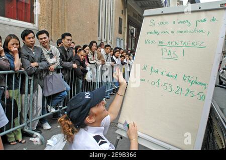 Des centaines de résidents illégaux en France (principalement des Asiatiques et des Africains) font la queue dans le centre de police des résidents étrangers, rue Truffaut à Paris, France, le 28 juin 2006 pour demander la régularisation après le ministre français de l'intérieur, Nicolas Sarkozy, A annoncé que la France accordera des permis de séjour à certains migrants illégaux dont les enfants vont à l'école. Photo d'Alain Apaydin/ABACAPRESS.COM Banque D'Images