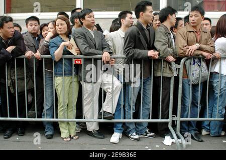 Des centaines de résidents illégaux en France (principalement des Asiatiques et des Africains) font la queue dans le centre de police des résidents étrangers, rue Truffaut à Paris, France, le 28 juin 2006 pour demander la régularisation après le ministre français de l'intérieur, Nicolas Sarkozy, A annoncé que la France accordera des permis de séjour à certains migrants illégaux dont les enfants vont à l'école. Photo d'Alain Apaydin/ABACAPRESS.COM Banque D'Images