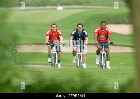 Franck Ribery en France, Robert Duverne et Florent Malouda, assistant d'autocars, sont à vélo dans le jardin du Schlosshotel Munchaussen à Aerzen, près de Hanovre, en Allemagne, le 28 juin 2006. La France a battu l'Espagne 3-1 le 27 juin, pour passer aux huit derniers pour un match contre le Brésil dans le tournoi de la coupe du monde de football 2006. Photoby Gouhier-Hahn-Orban/Cameleon/ABACAPRESS.COM Banque D'Images