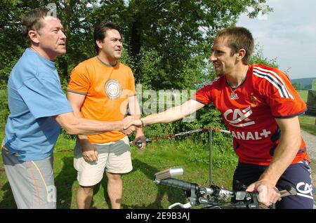 EXCLUSIF. Le 28 juin 2006, Franck Ribery, de France, parle avec ses fans et fait des promenades à vélo dans le jardin du Schlosshotel Munchaussen à Aerzen, près de Hanovre, en Allemagne. La France a battu l'Espagne 3-1 le 27 juin, pour passer aux huit derniers pour un match contre le Brésil dans le tournoi de la coupe du monde de football 2006. Photoby Gouhier-Hahn-Orban/Cameleon/ABACAPRESS.COM Banque D'Images