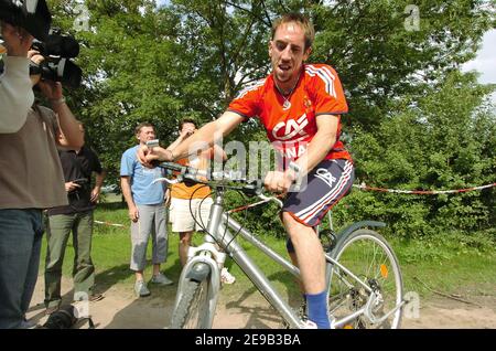 EXCLUSIF. Le 28 juin 2006, Franck Ribery, de France, parle avec ses fans et fait des promenades à vélo dans le jardin du Schlosshotel Munchaussen à Aerzen, près de Hanovre, en Allemagne. La France a battu l'Espagne 3-1 le 27 juin, pour passer aux huit derniers pour un match contre le Brésil dans le tournoi de la coupe du monde de football 2006. Photoby Gouhier-Hahn-Orban/Cameleon/ABACAPRESS.COM Banque D'Images